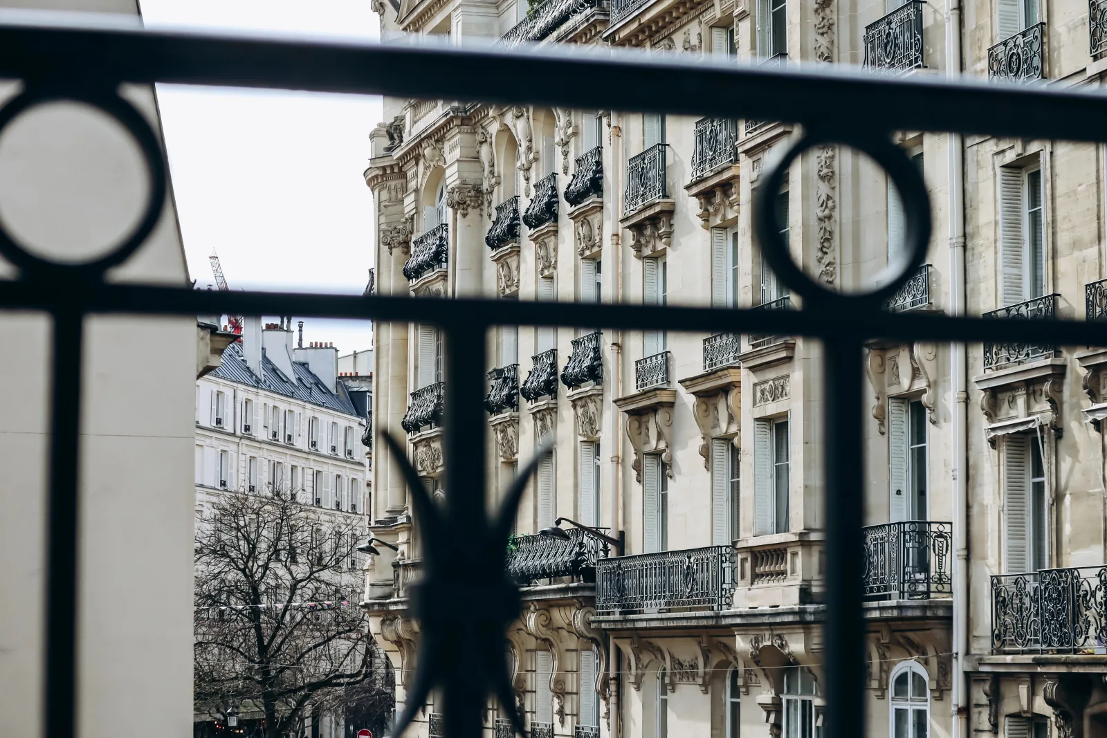 Façades haussmanniennes et balcons en fer forgé d'une rue du 17e arrondissement de Paris